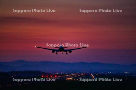 旭川空港と飛行機　夕景