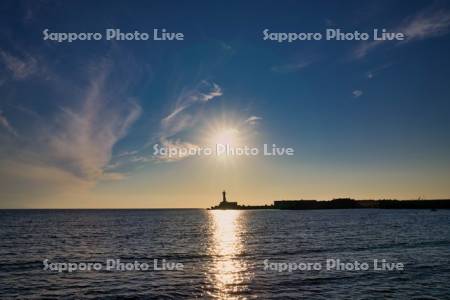 厚田港西防波堤灯台と夕日