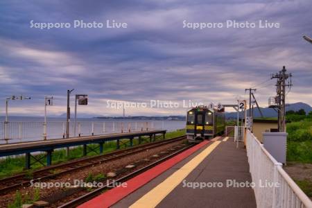 北舟岡駅と普通列車