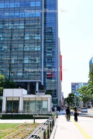 大通駅とビルの温度計