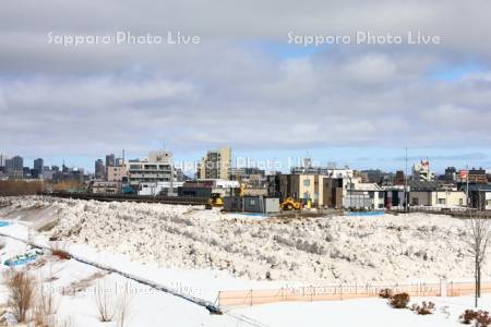 豊平川と雪堆積場