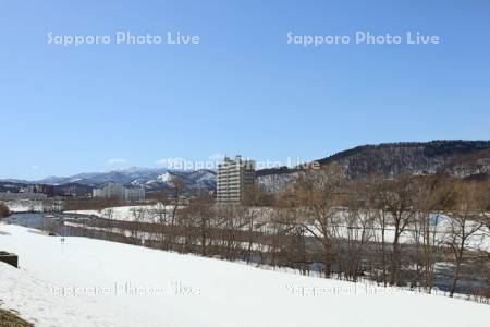 豊平川と硬石山