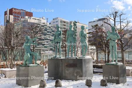 札幌駅南口　牧歌の像