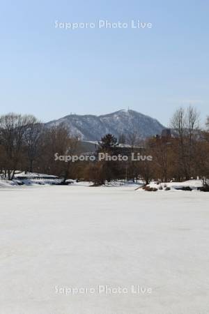 中島公園　凍った菖蒲池と藻岩山