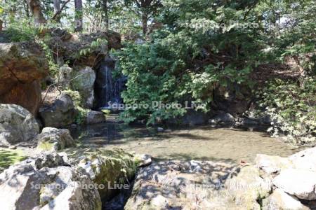 中島公園　鴨々川の小さな滝