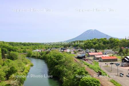 ニセコ大橋より尻別川と羊蹄山