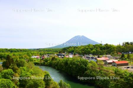 ニセコ大橋より尻別川と羊蹄山
