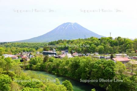ニセコ大橋より尻別川と羊蹄山