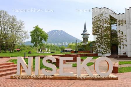 NISEKOロゴモニュメントと羊蹄山