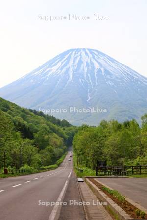 羊蹄山と国道276号線