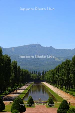 前田森林公園　サンクガーデンと手稲山