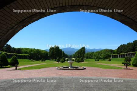 前田森林公園　サンクガーデンと手稲山
