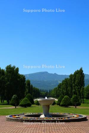 前田森林公園　サンクガーデンと手稲山