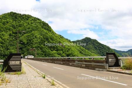 定山渓ダムと道路