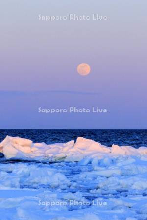 満月と流氷　根室海峡