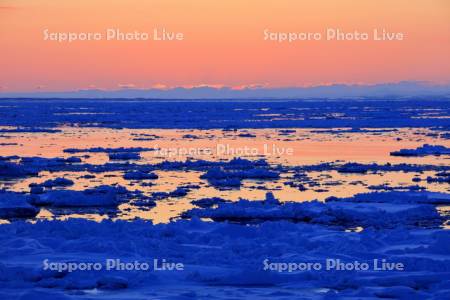 夕日　流氷　オホーツク海