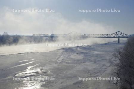凍る十勝川と川霧