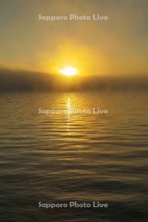 屈斜路湖の日の出