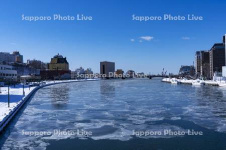 凍る釧路川