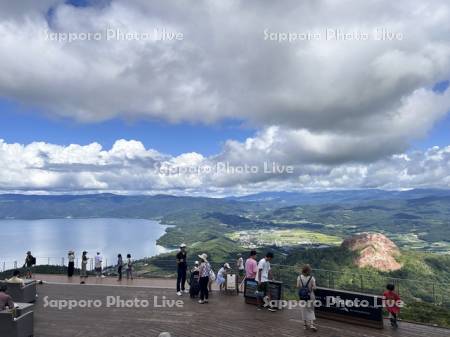 観光客で賑わう有珠山テラスと洞爺湖