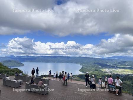 観光客で賑わう有珠山テラスと洞爺湖