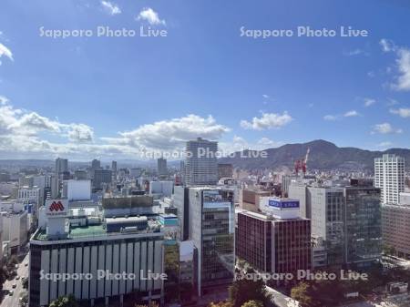 札幌中心部のビル　藻岩山方面